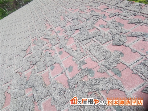 蓼科アスファルトシングル屋根現地調査　着色天然石層が剥がれた屋根表面